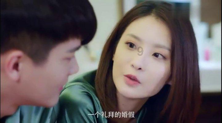 沙滩游玩的女孩们