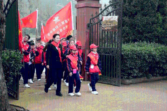 女主播每天穿警服直播，主播为赚钱都有哪些无下限的手段？游戏画面